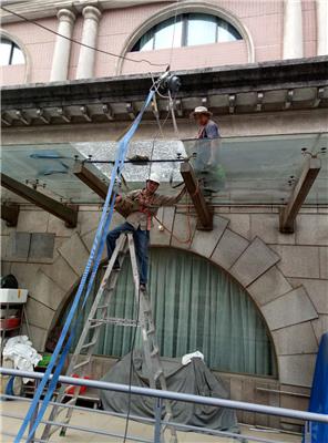 广州胜维装饰公司专做幕墙更换玻璃、换胶补漏、幕墙保养维修等