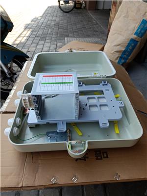 供应SMC1分32光纤分光箱抱杆式32芯光分路器箱