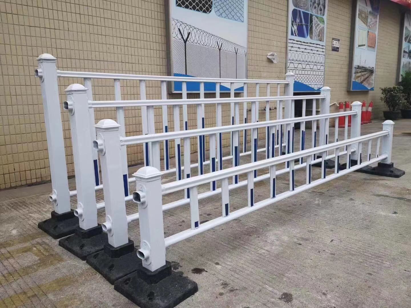 广东厂家供应**道路锌钢护栏 京式护栏道路安全围栏 路中护栏