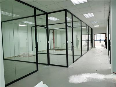 主要承接办公隔断,内置百叶玻璃隔断,单层玻璃隔断,双层玻璃隔断,高隔间，隔断墙铝合金隔断 铝材玻璃隔断产品