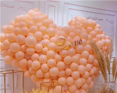 获嘉求婚派对气球装饰过程 户外婚礼气球布置 公司免费设计方案