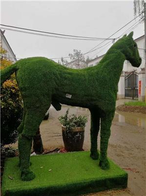 栩栩如生的造型小马儿仿真绿雕都是纯手工制作的雕塑