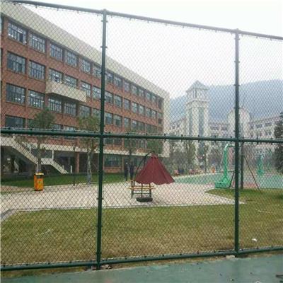 郑州篮球场围栏足球场运动场用钢丝包塑勾花护栏网 体育场围网