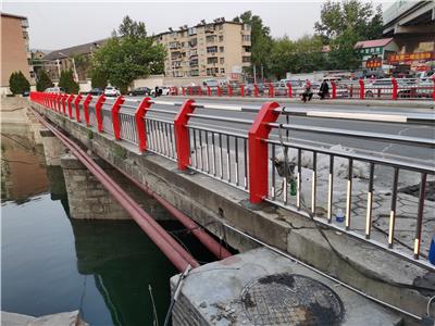 Q235高速公路防撞护栏 桥梁防撞栏杆 钢板拼接立柱护栏