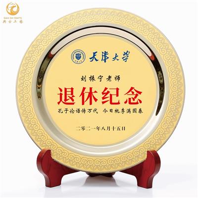 學校贈送退休教師禮品 從教周年紀念獎牌