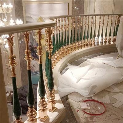 酒店螺旋镀k金楼梯扶手构思巧妙