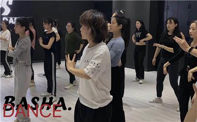 在深圳罗湖，韩舞和爵士舞哪个适合女生学？