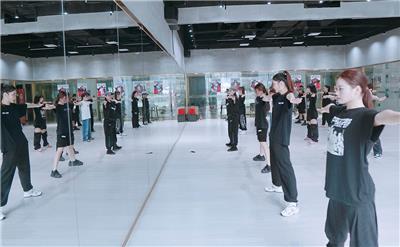人在深圳罗湖，报成人爵士舞培训班一般得花多少钱