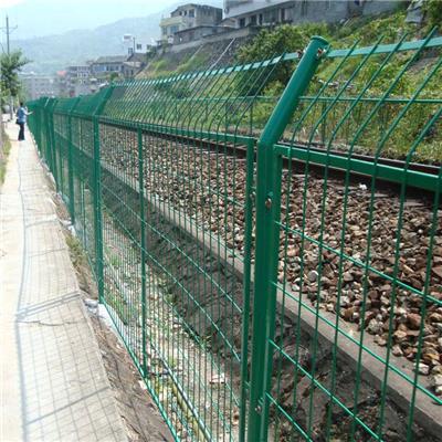 厂家生产镀锌浸塑公路铁路高速防护隔离栅栏防撞护栏网