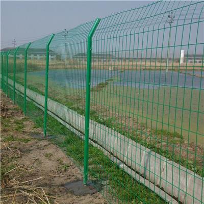 恺嵘 绿色双边丝护栏网 家禽果园圈地包塑围栏网 公路隔离防护网