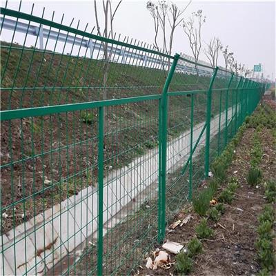 公路两侧护栏网 高速护栏 圈地养殖围栏网