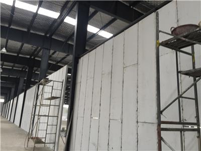 生产太原阻燃钢结构岩棉板 搭建晋源区工地用带拉线活动房