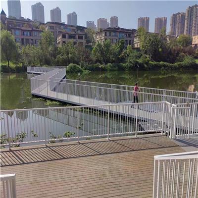生活区湖泊公园 景观浮桥 自浮式柔性 栈道浮筒供应