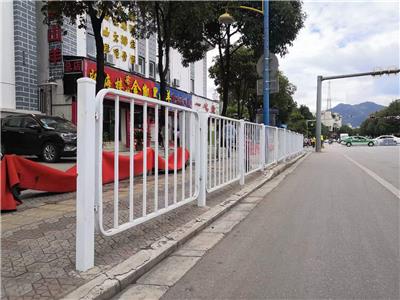 蓝白防撞**护栏 公路马路*围栏 公路防撞围栏 城市交通护栏 停车场围栏