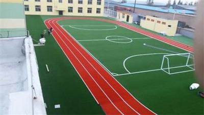 重庆足球场人工草坪铺设流程，人工草坪足球场造价，标准五人足球场尺寸，足球场人造草坪厂家批发价格