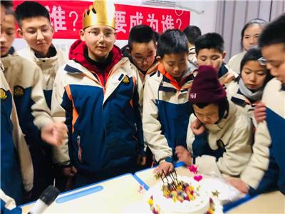 内蒙古问题青少年戒网瘾特训教育咨询 初三孩子沉迷网络不上学怎么办 大正教育