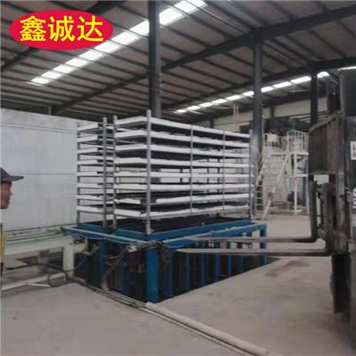 鑫诚达外保温免拆建筑模板设备性能简介