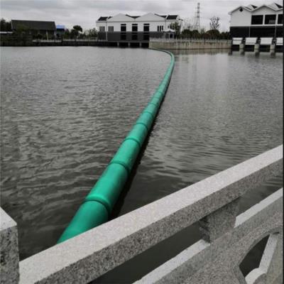 河道取水口附近设置一条长距离串联组装拦污浮筒