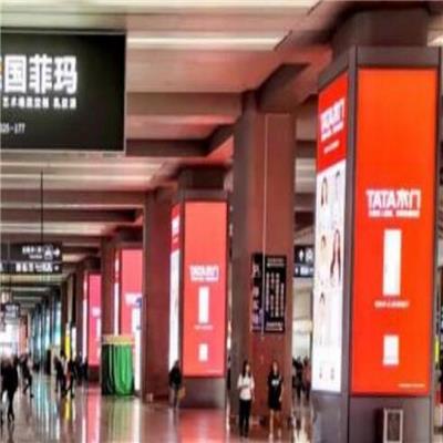 南京南站出站大厅四面包柱灯箱广告价格，南京南站灯箱广告投放形式分享
