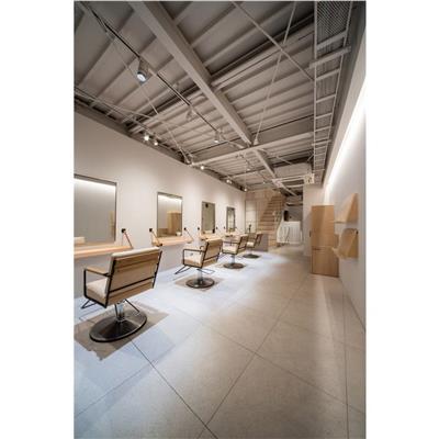 40平方理发店装修 局部聚焦照明 设计新颖有吸引力