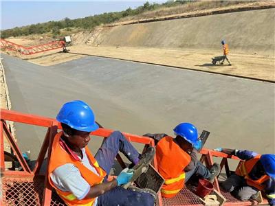 优质斜坡水稳摊铺机与渠坡砼摊铺机推荐：安阳豫华机械设备有限公司